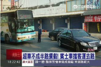 囂張路霸恥力無限　不爽客運擋道攔車