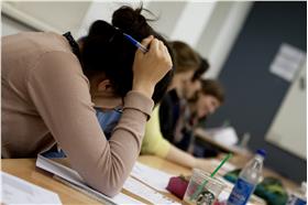 老師,上課,煩惱,思考(https://www.flickr.com/photos/jirka_matousek/8482332566/)