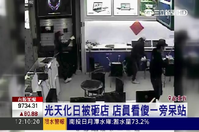 30秒被砸毀65萬！老闆不解怎麼了