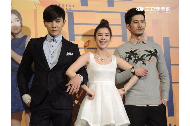 唐禹哲李佳穎害羞「壁咚」狂吞口香糖