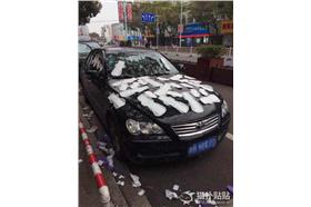 衛生棉貼滿汽車-取自貓撲