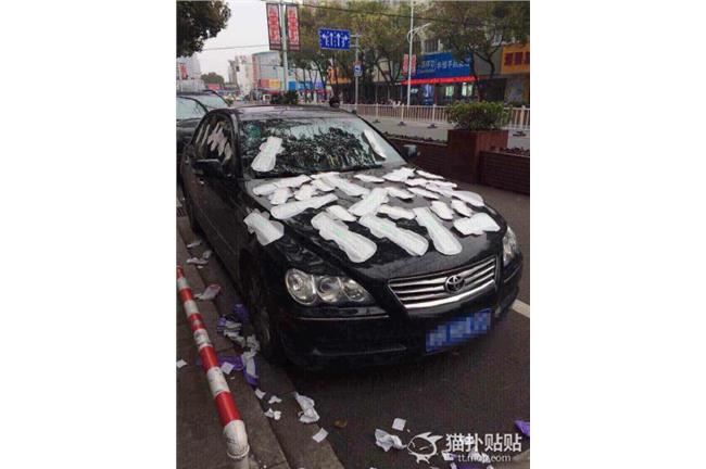 男友徹夜未歸　悍女把衛生棉貼滿汽車