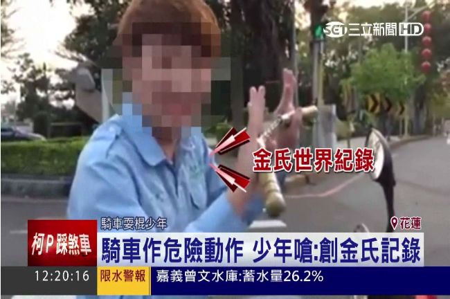 屁孩放手騎車耍雙截棍　民眾：智障嗎