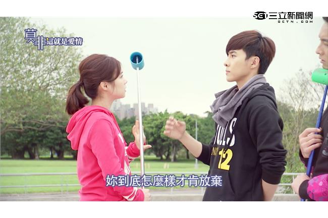 來硬的？關曉彤意外飛撲壓倒紀家尉