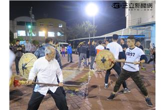 阿成、香蕉外景大失控　跟人起爭執？