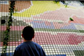 國小、圍牆、學校／FLICKR／田村／https://www.flickr.com/photos/johnnywave/2793220278/in/photolist-5fPZ5j-73RrF8-p6bkRm-bf6WaZ-msXWvk-4WYKF6-9Yr63-8Gnhao-msXW8r-64moKY-4K5ENA-9FXWxP-dktDnL-7Cgg9J-x7y5g-x7ytQ-x7xDn-x7xAc-x7yh5-x7yer-x7y9B-5hoMS9/