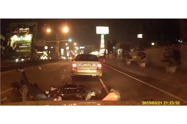 載女友甩帥超車　男失速摔車險被輾