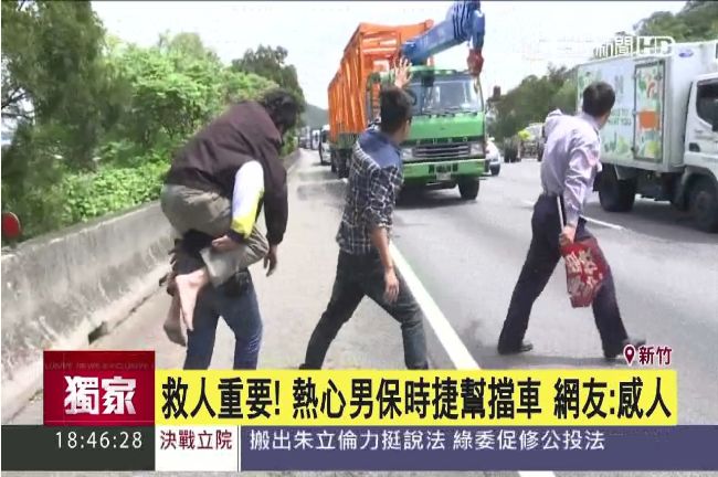 保時捷擋道救駕駛　熱心男：再買就有