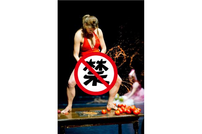 女老師課堂表演「插下體、噴血」
