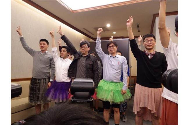 男綠委穿裙跳舞快閃　宣導別施暴女性