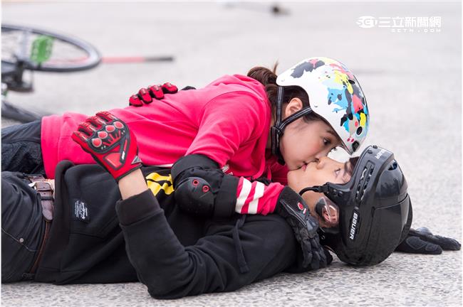 李佳穎拍吻戲吐舌　唐禹哲害羞驚喊？