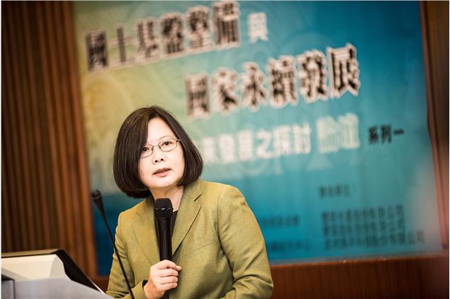 請問民進黨，為何不主動加入亞投行？