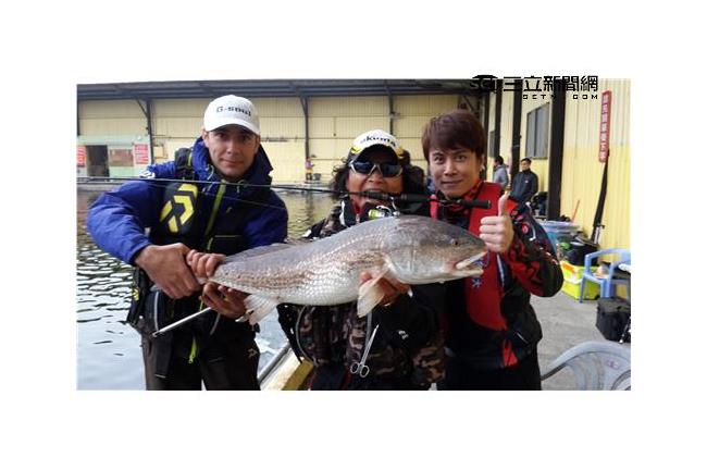 男神學「大咬咒」　用釣魚寫寫日記