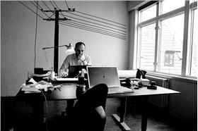 工作(Flickr/ 作者：Jakob Boman)
https://www.flickr.com/photos/jakecaptive/3198868637/in/photolist-5SF3cx-8dshKC-4GkPaY-6WRGsX-52bW9W-6db2Si-55VAY3-4B9Da2-8Fj5PF-4JEasH-5ygGPJ-4uk7Rw-8gYxkd-67DkGa-cGX1cm-5W3QRh-9QmmZV-4UigRQ-7E3vRy-7pmryX-7PcTtq-evsbvw-evp2YD-8FnfnQ-5zhtjg-4ZdnnT-bjFTqB-3zFd5Y-5ypzr4-9krUG1-aBvPAo-4DphKM-8GZEc2-6rKieT-4Ky2ax-4jvZQU-5r1Nvm-6rxj9p-6fgF3m-aayiSx-8fAmVR-6VjSrS-armwET-6mynZ6-fLpq2p-4AkxvW-4Hj4ik-9YvEsS-3FPM9A-6HLe19