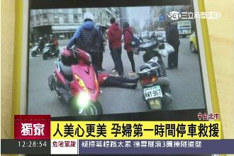 騎士挨撞險遭輾！路過孕婦搬車救人