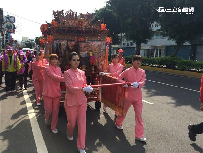 龍德宮徒步遶境　巧遇李亮瑾化身仙女
