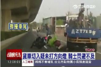 騎士雙載撞貨車尾　重摔駕駛嚇傻