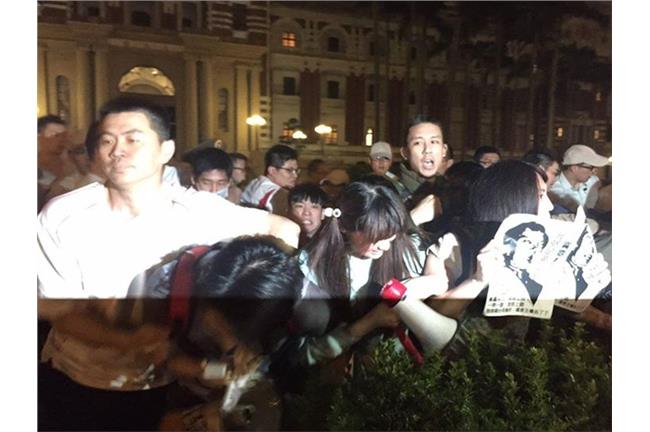 民團突襲總統府　警備車將群眾載離現場
