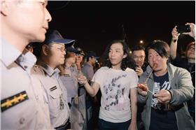 亞投行抗議自拍（圖／音地大地臉書）