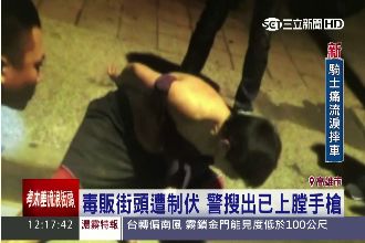 毒販逃跑腳抽筋　好心警幫忙按摩