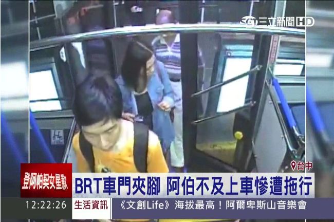 影／BRT又出包！阿伯慘遭夾腳拖行