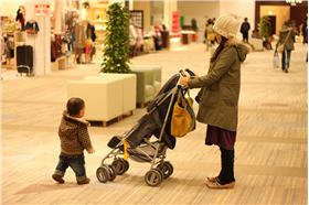 親子互動／翻攝Flickr-Toshimasa Ishibashi(https://www.flickr.com/photos/iandeth/3156494714/in/photolist-pYXiUS-9ziVFs-m6Gkmt-86ZHzG-mWWqLK-fEQrJG-mWWn1R-fExSCe-fExTfc-fExT8p-e75RG5-fQkcVJ-6FsVeF-owkpyX-oFB21n-9ziUEm-ouRSjH-pZGfrA-9SAP9Z-owks99-5NVRUE-qWCp9F-pE4Vok-pDMFZ4-pC28jd-pnzdns-pE4UZV-pE2SZ3-peJkb-anqDsF-mWWuf8-mWWe9D-mWWm1c-6zkQDg-pC28ob-oQxfEs-oy5ecn-oQttws-oQrN27-oQcKYr-oyuAde-neqHyJ-pDMGKx-pnzeiq-pnzees-pC28ZG-pE2TRU-pE2TMq-pnzdRJ-pnyLpC)