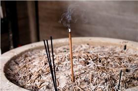 線香(flickr_Satoshi KAYA
https://www.flickr.com/photos/kayakaya/5394900271/in/photolist-9dJgTV-o7kwMZ-dz2oxG-6PPQV6-f1huXQ-fbsv9U-cSKBGu-d2vGFh-33L7Ja-2ndgTw-d4AEyS-cBrCpJ-cBrCkA-74iSbz-6Q3GY8-rqX5tf-2n8Wba-9ccSNb-cSLZUd-cSLtT3-qXpXTP-71tc2G-71tbFQ-dYz2ME-aeDKe3-4JR82-4LkVSQ-4LgHqp-cYfzbN-oq85Et-cGEtjS-5joAYC-aDUcrB-r1TPb-8vuUNc-8v3LsA-oNCHCQ-ooPajp-omMaxC-ooMDed-5DiVaE-nUQgnc-bvJUDX-cTijEf-722MLF-4TPtSB-aCmNKp-9JSp9r-wfDwc-8JrDRm