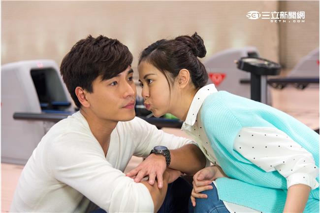 王傳一伺候綁鞋帶　任容萱害羞臉紅紅