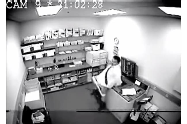 想看雞雞身影　肥男跳上影印機悲劇了