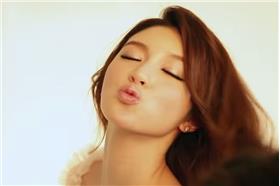 陳泱瑾,嘟嘟嘴,偷比(翻攝自YouTube)