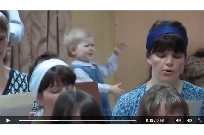 表情超有戲！小女童指揮家萌翻網友