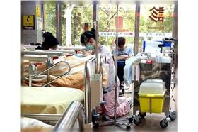 護士跪病人,醫勞盟臉書／翻攝自醫勞盟臉書