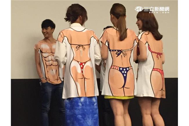 四千金火辣比基尼秀　扭腰擺臀又嬌喊