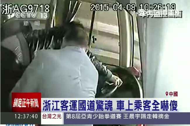 公車司機突暈厥　乘客用「手」踩剎車