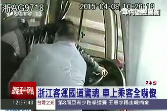 公車司機突暈厥　乘客用「手」踩剎車