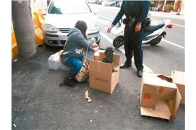 毛小孩便溺
圖片來源：中壢警分局
圖片連結：
http://pgw.udn.com.tw/gw/photo.php?u=http://uc.udn.com.tw/photo/2015/04/13/1/709706.jpg&sl=W&fw=750