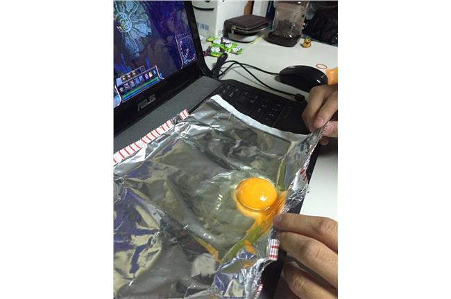玩LOL肚餓嗎？筆電打顆蛋就能吃了