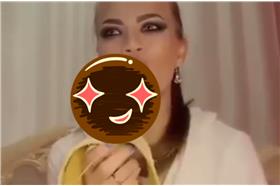 洋妞吃香蕉／翻攝自Kia Devine臉書