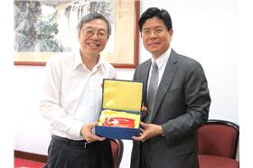 張銘忠（右）-圖取自輔大網站