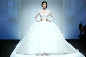 任容萱婚紗　圖／翻攝自上海時裝週微博