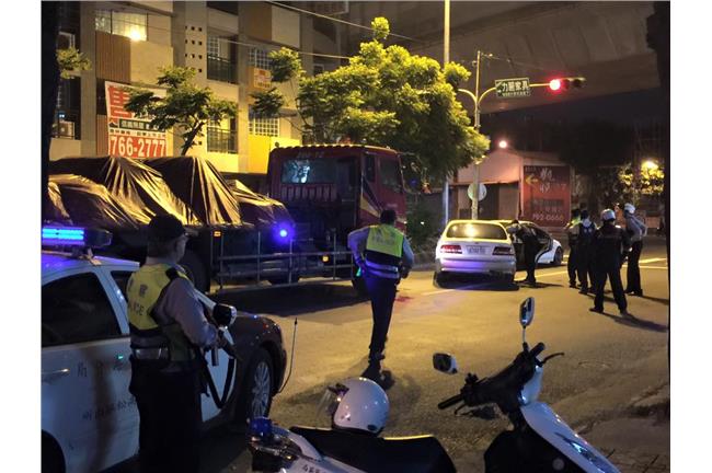 新／高雄爆警匪槍戰　歹徒突舉槍自戕