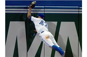 蜘蛛人飛撲接法(AP)