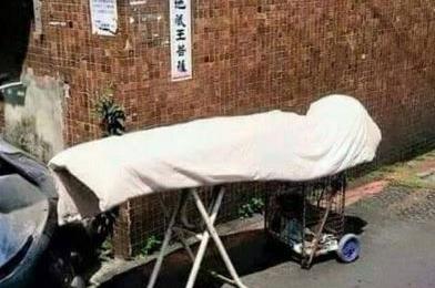有人這樣曬棉被　路人看到差點...