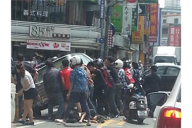 感動！騎士卡車底　10幾人扛車救人