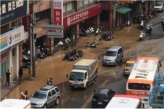 地牛翻身！新北市電箱起火、水管爆炸