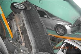 地震！松江路停車塔多輛車掉落