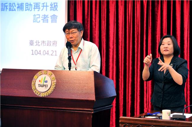 柯文哲請手譯員　遭華視批浪費公帑
