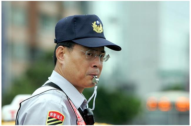 台灣警察沒尊嚴！取締併排遭車主咆哮