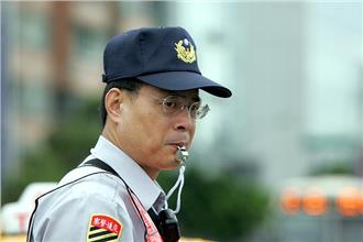 台灣警察沒尊嚴！取締併排遭車主咆哮