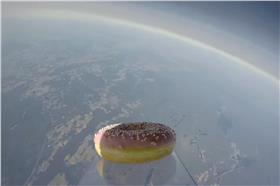 甜甜圈上太空。（圖／翻攝自YouTube）